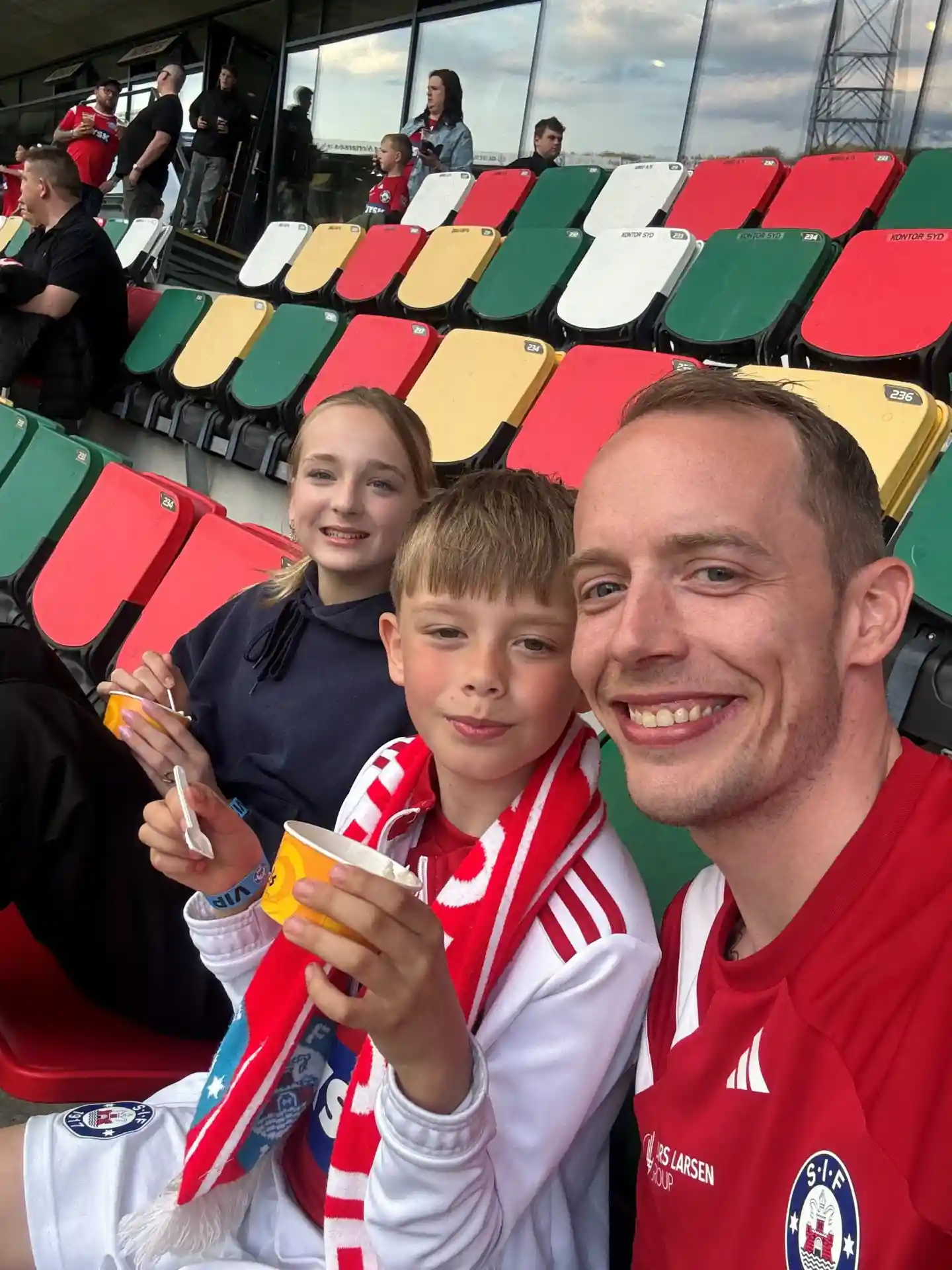 Familie sammen på stadion