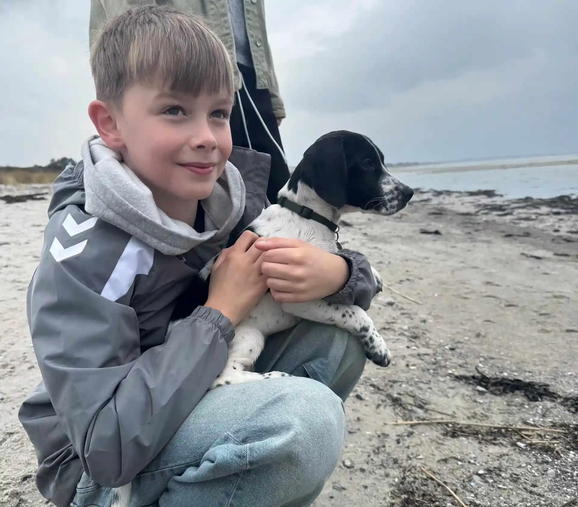 Barn nyder en oplevelse i naturen med en hund – aktiv tid væk fra skærmen.